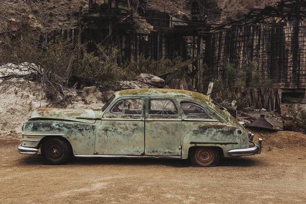 Oude Vintage Roestige Auto Vrachtwagen Verlaten Woestijn — Stockfoto
