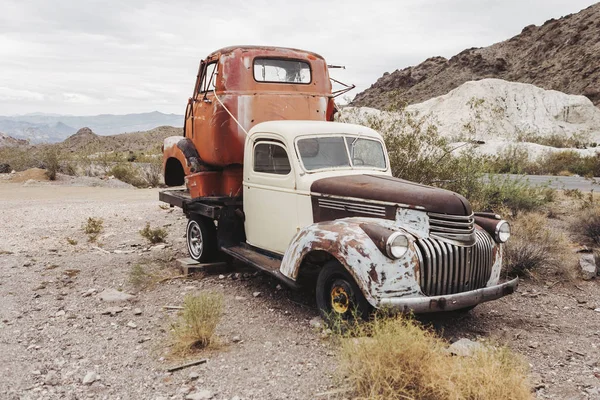 Velho Vintage Carro Enferrujado Caminhão Abandonado Deserto — Fotografia de Stock