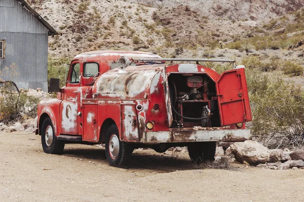Gamla Vintage Rostig Bil Lastbil Övergiven Öknen — Stockfoto