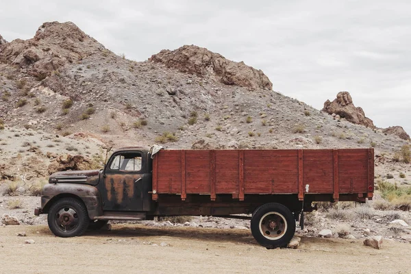 Old Vintage Rusty Car Truck Abandoned Desert — Stock Photo, Image