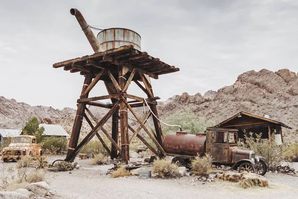 砂漠で放棄された古いヴィンテージのさびた車トラック — ストック写真