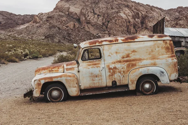 Vecchio Camion Auto Arrugginito Epoca Abbandonato Nel Deserto — Foto Stock