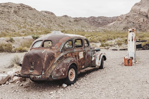 Antiguo Camión Coches Oxidado Vintage Abandonado Cerca Vieja Bomba Combustible — Foto de Stock