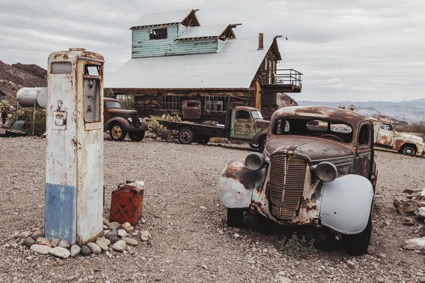 Vieux Camion Rouillé Vintage Abandonné Près Vieille Pompe Carburant Dans — Photo