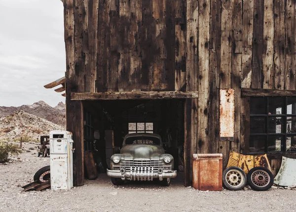 放棄されたガソリン スタンドで放棄された古いヴィンテージのさびた車トラック — ストック写真