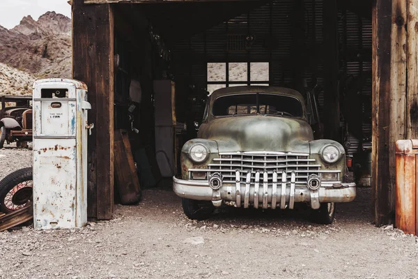 Régi Vintage Rozsdás Autó Teherautó Elhagyta Elhagyott Benzinkút — Stock Fotó