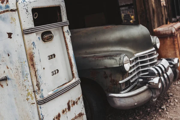 Régi Vintage Rozsdás Autó Teherautó Elhagyta Elhagyott Benzinkút — Stock Fotó