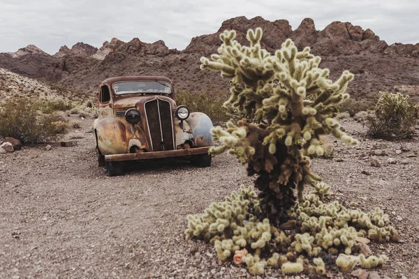 Vieux Camion Rouillé Vintage Abandonné Dans Désert — Photo