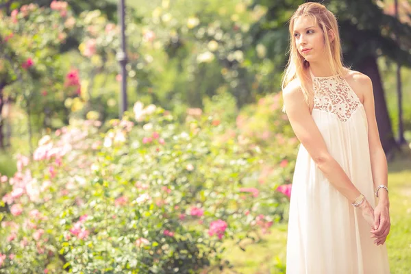 Mulher Loira Vestido Posando Jardim Verão — Fotografia de Stock