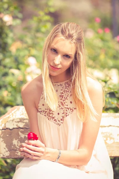 Sorridente Donna Bionda Posa Seduta Sulla Panchina Nel Giardino Estivo — Foto Stock