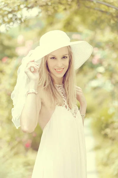 Jolie Femme Souriante Chapeau Dans Jardin Été — Photo