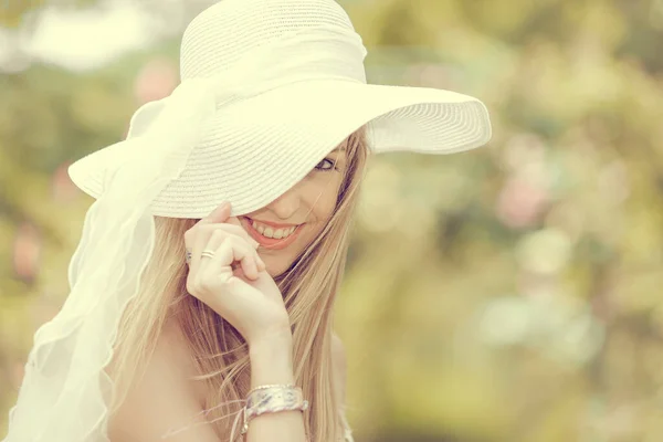 Mujer Bastante Sonriente Sombrero Jardín Verano — Foto de Stock