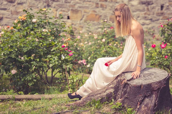 Mulher Bonita Jardim Verão — Fotografia de Stock