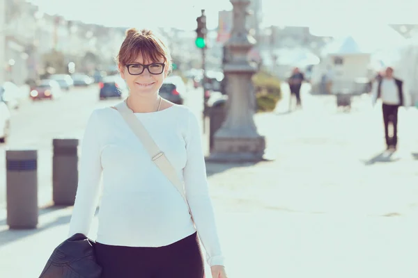 Smiling Woman Eyeglasses Walking City — Stock Photo, Image