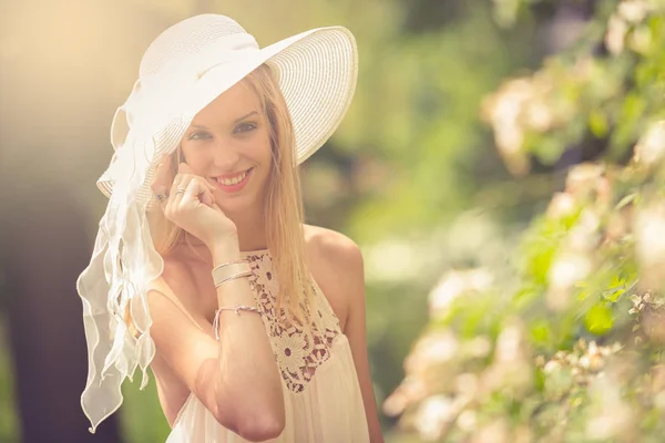 Close Mulher Loira Chapéu Branco Olhando Para Árvore Florescente — Fotografia de Stock