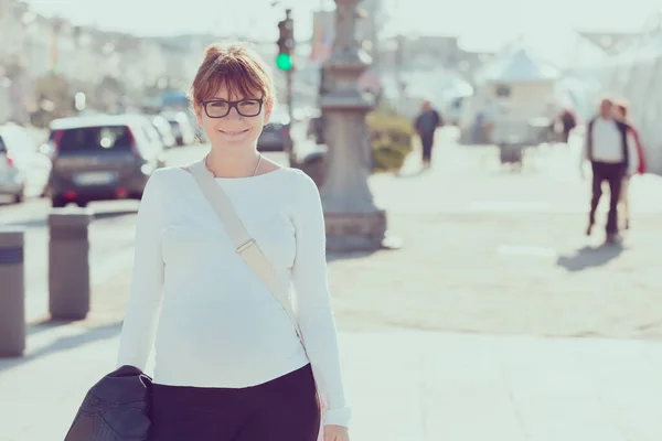 Smiling Woman Eyeglasses Walking City — Stock Photo, Image