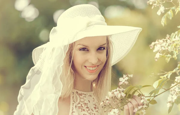 Portrait Femme Blonde Chapeau Blanc Dans Jardin Été Avec Buisson — Photo
