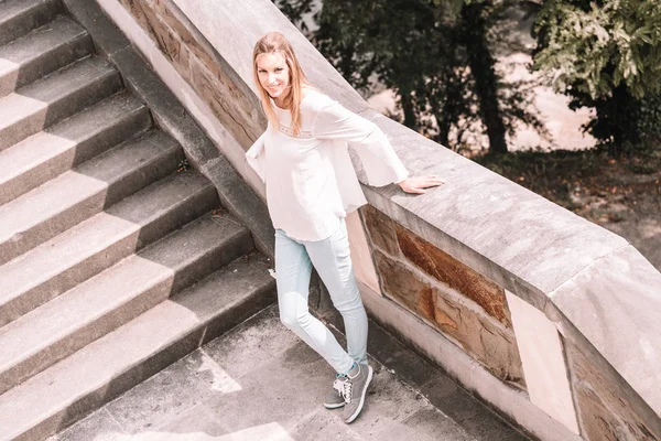 Blonde Woman Posing Stairs Park — Stock Photo, Image