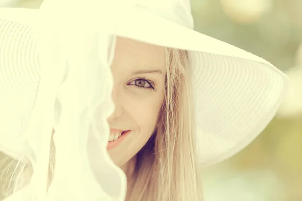 Primer Plano Mujer Rubia Sombrero Blanco — Foto de Stock