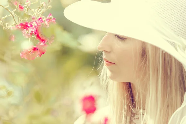 Mujer Sombrero Mirando Floreciente Arbusto Rosa Perro —  Fotos de Stock