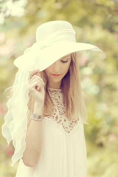 Primer Plano Mujer Rubia Sombrero Blanco —  Fotos de Stock