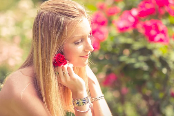 Primo Piano Della Donna Bionda Che Tiene Rosa Vicino Viso — Foto Stock