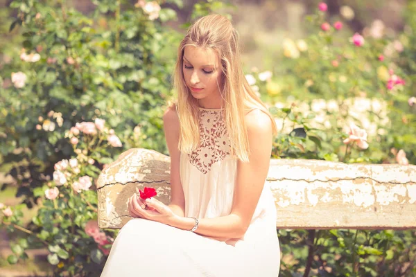 Mujer Rubia Tierna Descansando Banco Jardín —  Fotos de Stock