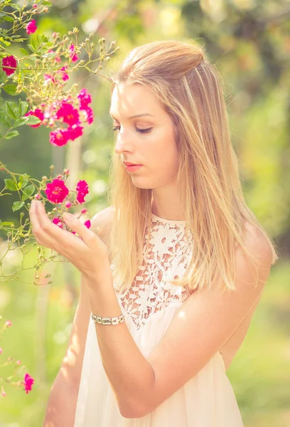 Retrato Mulher Loira Olhando Para Florescendo Arbusto Rosa Cão — Fotografia de Stock