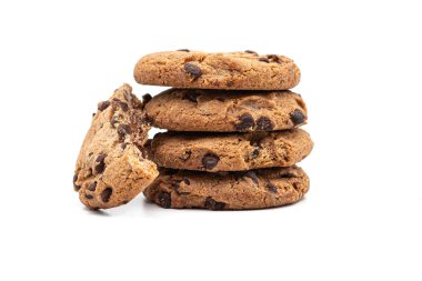 Beyaz arkaplanda izole edilmiş çikolatalı kurabiye