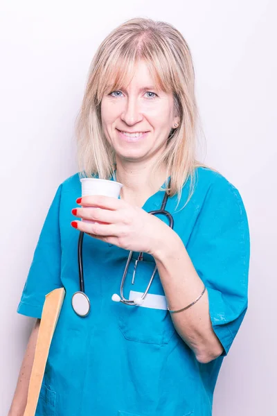 Portrait Une Femme Médecin Souriante Avec Stéthoscope Tasse Thé Plastique — Photo