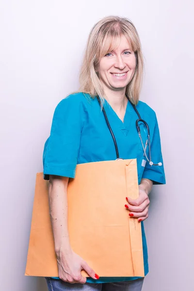 Stetoskop Kağıt Paketiyle Gülümseyen Bir Kadın Doktorun Portresi — Stok fotoğraf