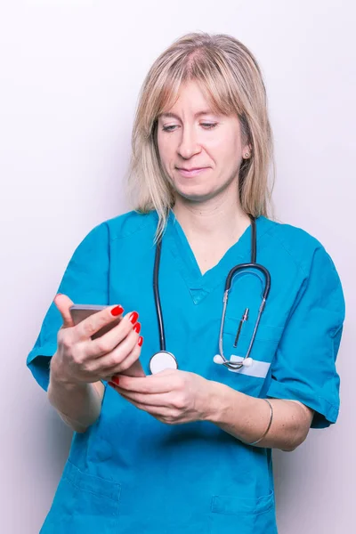 Stetoskop Cep Telefonuyla Gülümseyen Bir Kadın Doktorun Portresi — Stok fotoğraf