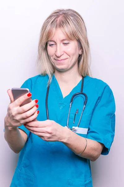 Portrait Une Femme Médecin Souriante Avec Stéthoscope Téléphone Portable — Photo