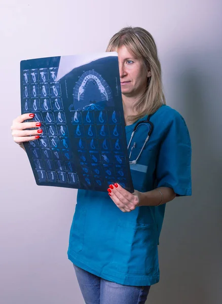 Hastanede Elinde Röntgenle Kadın Doktorun Portresi — Stok fotoğraf
