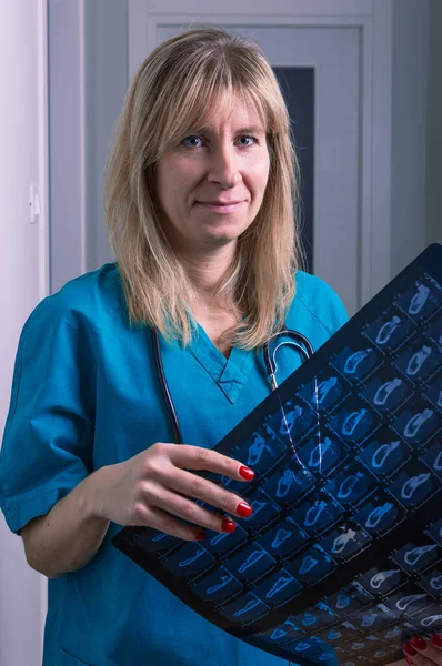 Portrait Femme Médecin Avec Radiographie Dans Les Mains Hôpital — Photo