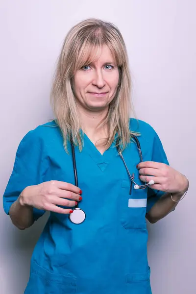 Steteskoplu Gülümseyen Bir Kadın Doktorun Portresi — Stok fotoğraf