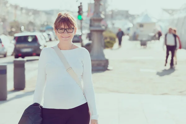Portrait Smiling Woman Eyeglasses Posing Blurred City Background — Stock Photo, Image