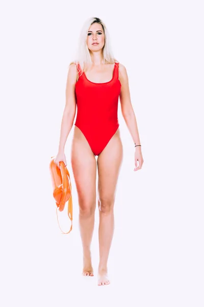 ブロンド女性で赤水着とインフレータブルライフブイポーズ孤立した上に白の背景 — ストック写真