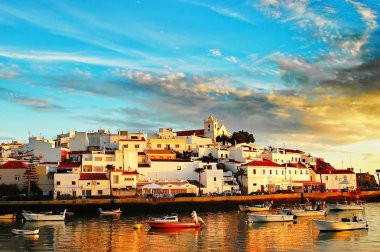 Güzel Ferragudo gün batımı görünümü