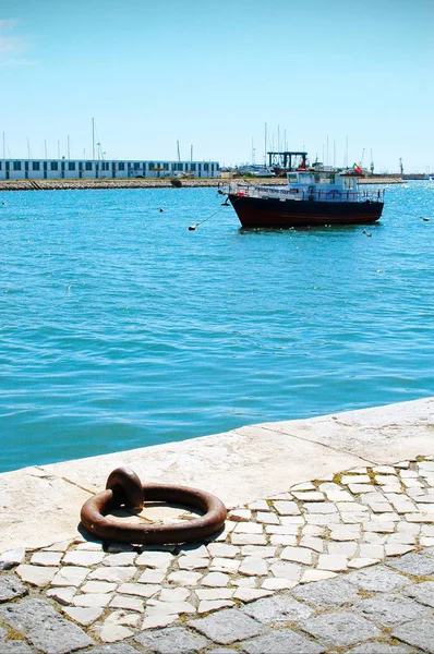 Bateau de pêche atteignant est destination — Photo