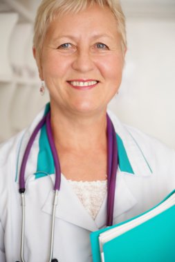 Hospi, tek tip daimi bir klasörle kadın doktor gülümseyen