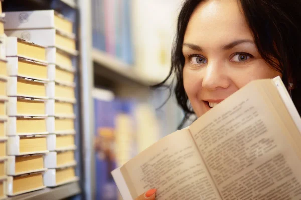 Retrato de una mujer leyendo un libro —  Fotos de Stock