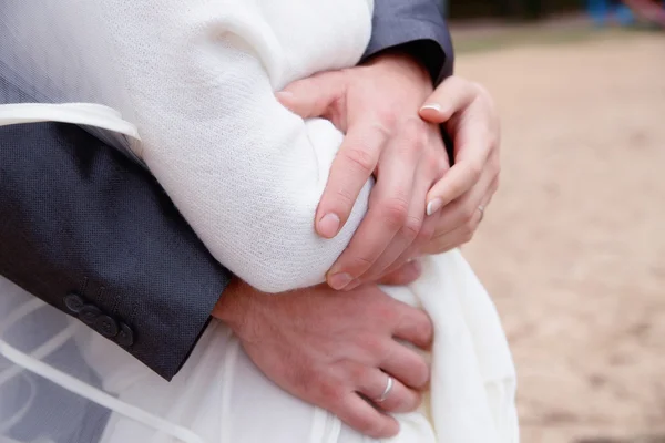 Romantische paar knuffelen op natuur achtergrond — Stockfoto