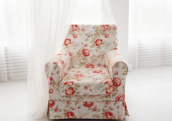 Krásné židle v bílé místnosti — Stock fotografie