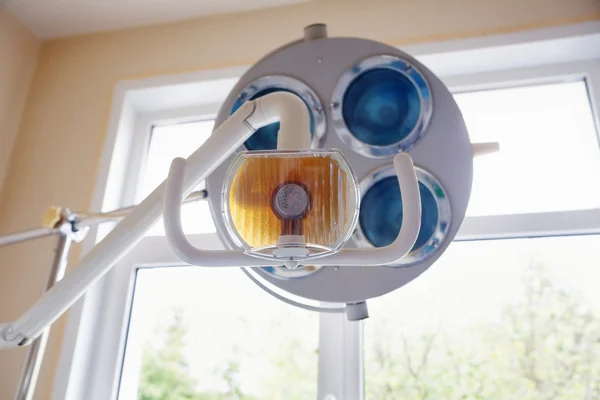 Närbild på lampan i tandvårdsklinik. Inre av tandläkare offic — Stockfoto