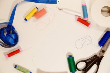 Dikiş araçları ve aksesuarları ile kopyalama alanı çerçevesi