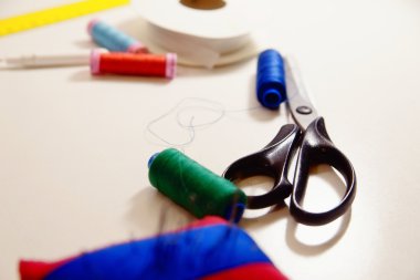 Beyaz arka plan üzerinde izole dikiş malzemeleri