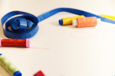 Beyaz arka plan üzerinde izole dikiş malzemeleri