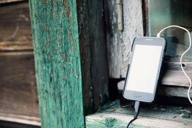 Eski pencere üstünde hareket eden telefon