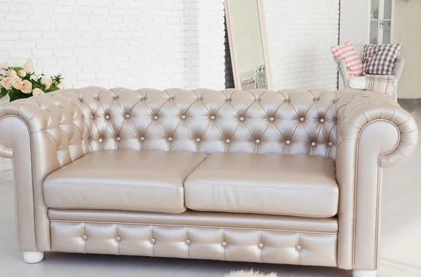 Інтер'єр, шкіряний диван у білій кімнаті — стокове фото